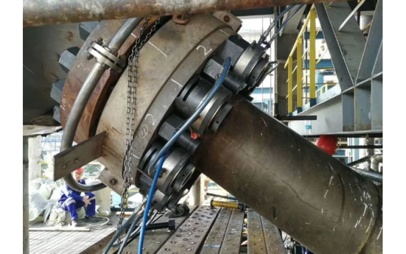 化肥氨合成塔顶盖螺栓预紧客户选用开云体育在线注册,开云体育（中国）KWZK液压螺栓拉伸器